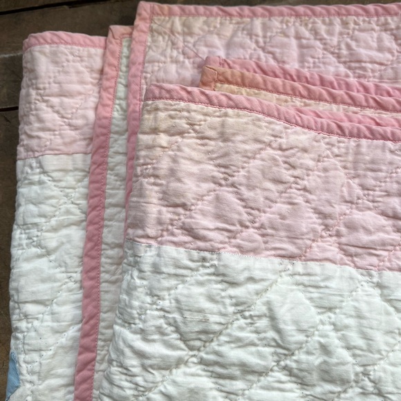 1930-50s PLAYFUL KITTEN APPLIQUÉD & QUILTED BABY BLANKET 37.5” X 51” PINK BORDER - Picture 8 of 12
